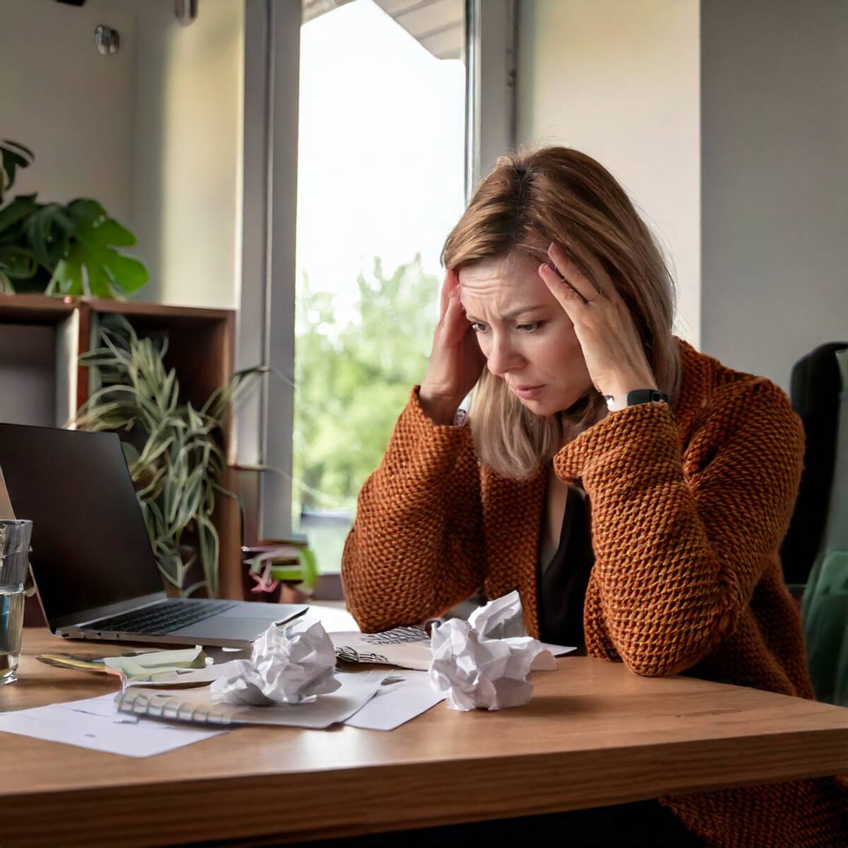 Firefly Frau im Homeoffice, gestresst & überfordert 51031(1) stress-IHHT-behandlung-basel
